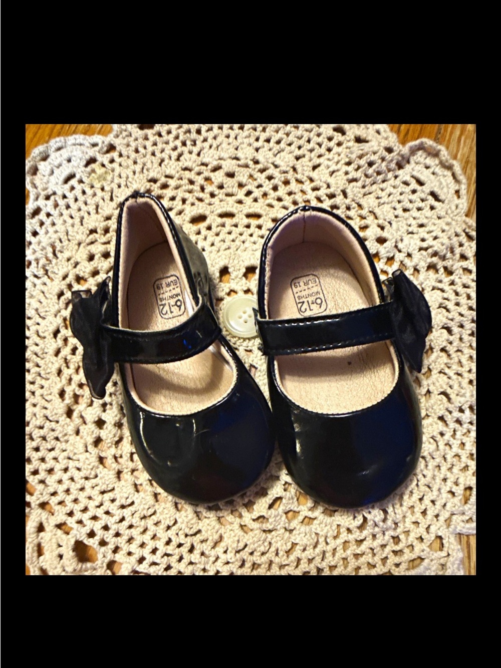 Source Unknown Black Patent Mary Jane Baby Shoes with Side Bow Accent